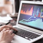 actiuni-la-bursa-care-fac-cele-mai-mari-miscari:-tesla,-boeing,-mcdonald’s-si-alte-companii