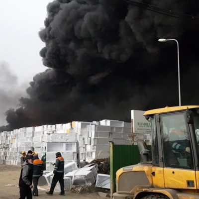 video-incendiu-cu-mari-degajari-de-fum-toxic,-la-marginea-buzaului.-a-fost-emis-mesajul-de-urgenta-ro-alert!